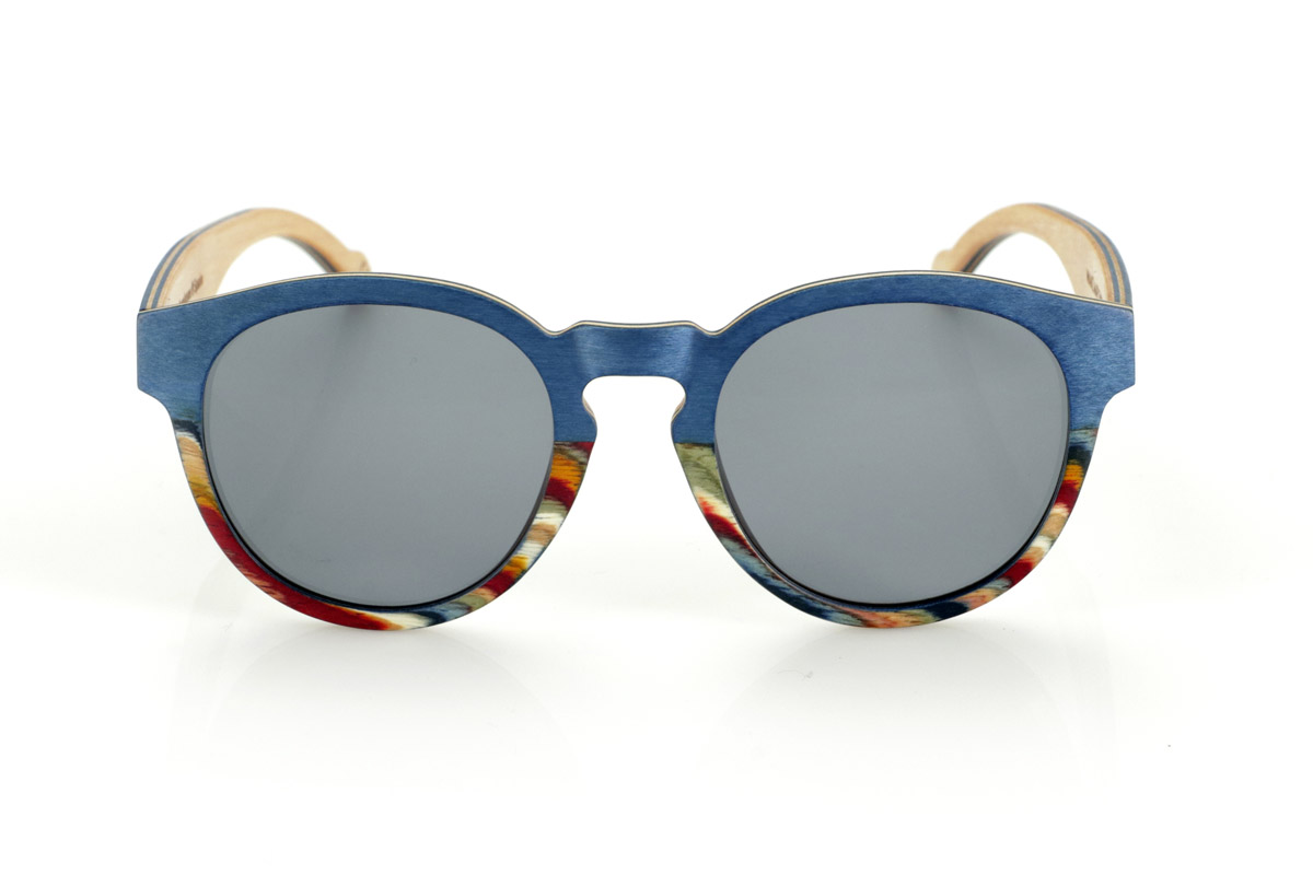 Wood eyewear of Maple WANZ. WANZ sunglasses are made from a combination of laminated woods that provide a unique and distinctive style. Its blue maple wood front merges with a multicoloured rainbow skateboard sheet, creating a dynamic and original visual effect. The temples, made from blue tinted maple with a natural maple wood interior, complement the design with a balance between modernity and warmth.

Thanks to their layered wood construction, these wooden sunglasses guarantee strength without compromising comfort. They incorporate high-quality polarised lenses that offer full UV protection and reduce glare, improving visual clarity.

A versatile model that stands out for its bold design and its inspiration from nature. Dimensions: 138x52mm. Caliber 49. for Wholesale & Retail | Root Sunglasses® 